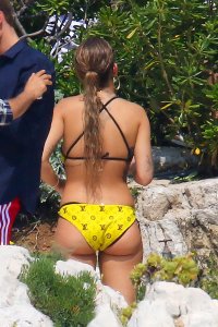 rita ora in bikini 03.jpg