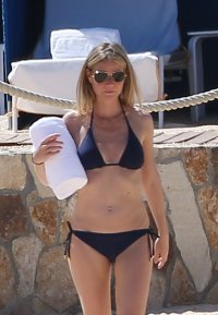 gwyneth paltrow in bikini 01.jpg