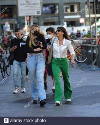 milan-benedetta-parodi-dans-le-centre-pour-faire-du-shopping-avec-sa-fille-matilde-benedetta-p...jpg