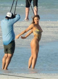 ronda rousey in beach 05.jpg