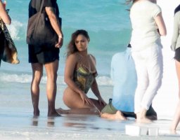 ronda rousey in beach 19.jpg