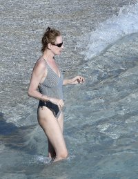 uma thurman in bikini (07).jpg