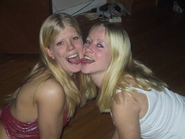 Homemade.SE.Pics.Blondie.Goes.Naked.04of22.jpg