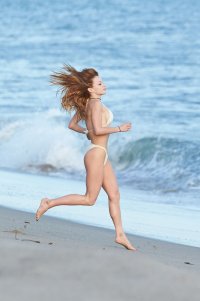 francesca eastwood al mare 01.jpg