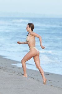 francesca eastwood al mare 10.jpg
