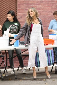 Sarah-Jessica-Parker---With-friends-out-in-Bushwick-23.jpg