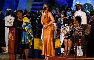 Rihanna-honoured-as-National-Hero-in-Barbados (1).jpg