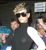 05935_Preppie___Rihanna_out_and_about_in_Paris___October_2_2009_768_122_556lo.jpg