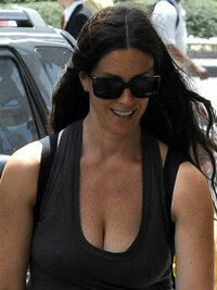 ALANIS-MORISSETTE-Out-and-About-in-New-York-4.jpg