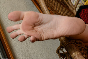 Elle-Alexandra-Feet-3128085.jpg