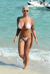 amber-rose-in-bikini-at-a-beach-in-miami_1.jpg