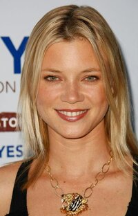 amy_smart_hot_freckles_06.jpg