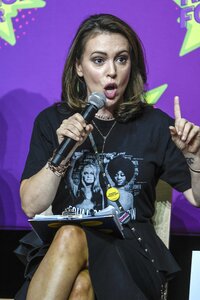 alyssa milano al talk 06.jpg