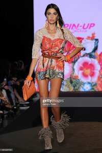 cecy catwalk incazzata.jpg