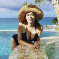 alyssa milano in beach 02.jpg