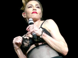 madonna-boob-flash-turkey-11.jpg