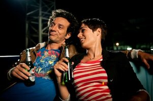 anche-se-e-amore-non-si-vede-ficarra-insieme-a-diane-fleri-sorseggiano-una-birra-in-una-scena-de.jpg