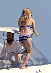 Avril-Lavigne-Feet-438895.jpg