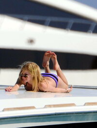 Avril-Lavigne-Feet-439151.jpg
