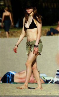 Avril-Lavigne-Feet-456507.jpg