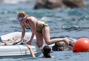 Avril-Lavigne-Feet-743382.jpg