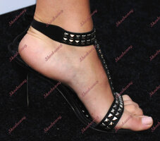 Blake-Lively-Feet-617905.jpg