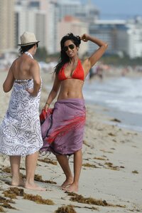 padma lakshmi in bikini (01).jpg