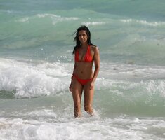 padma lakshmi in bikini (25).jpg