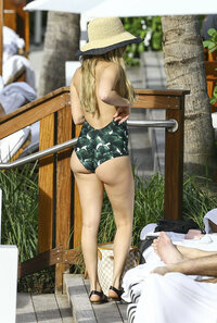 chanel west coast in beach (03).jpg