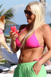 linda hogan in bikini 04.jpg
