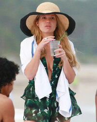 chanel west coast in beach (03).jpg