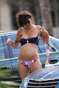 967016424_paz_de_la_huerta_nipples_bikini_changing_in_public_1126_4_122_49lo.jpg