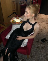 ellie bamber in nero 02.jpg