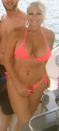 linda hogan in bikini 01.jpg
