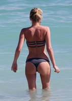 Alessia_Marcuzzi_Bikini_Candids_on_the_Beach_in_Miami_January_24_2013_09-01262013121812000000.jpg