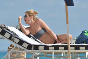 Alessia_Marcuzzi_Bikini_Candids_on_the_Beach_in_Miami_January_24_2013_55-01262013122111000000.jpg